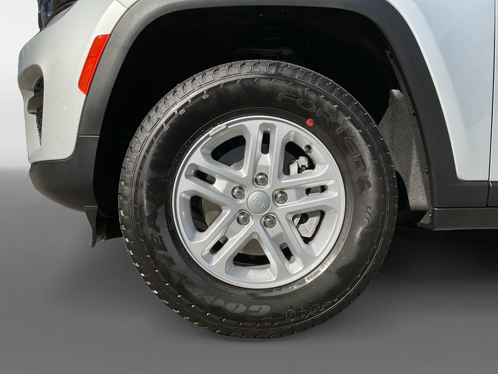 Used 2025 Jeep Grand Cherokee Laredo RWD image 16