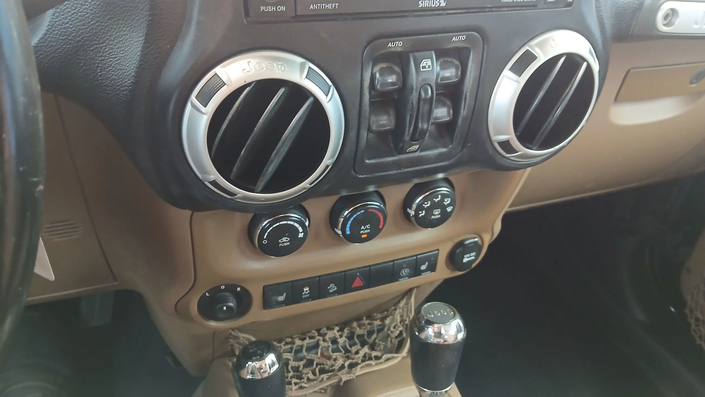 Used 2013 Jeep Wrangler Unlimited Sahara w/ Connectivity Group AWD/4WD image 31