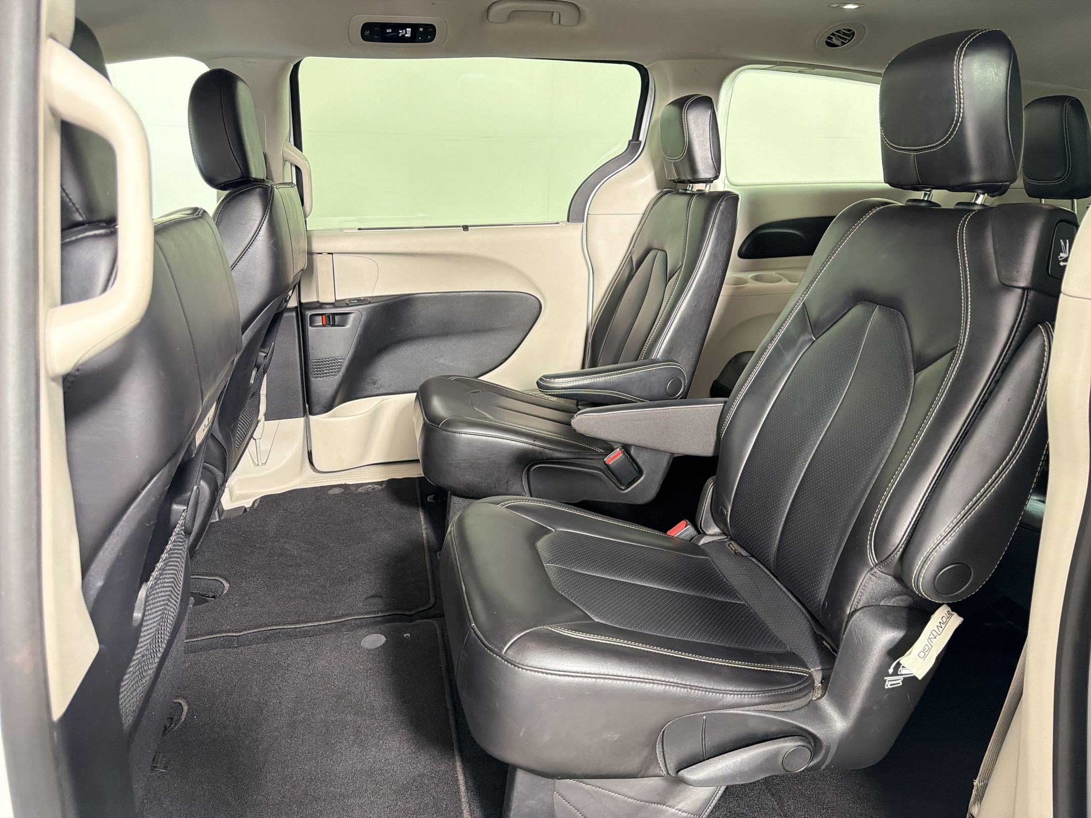 Used 2023 Chrysler Pacifica Touring-L FWD image 13