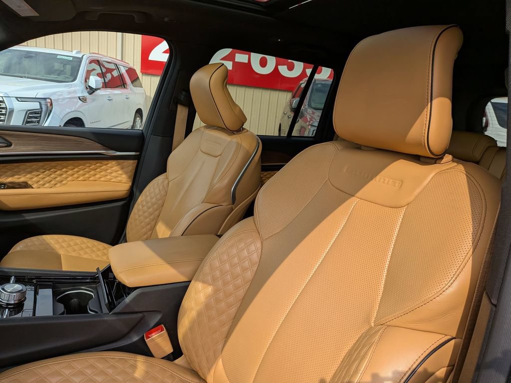 Used 2023 Jeep Grand Cherokee Summit w/ Adv Protech Group IV AWD/4WD image 8