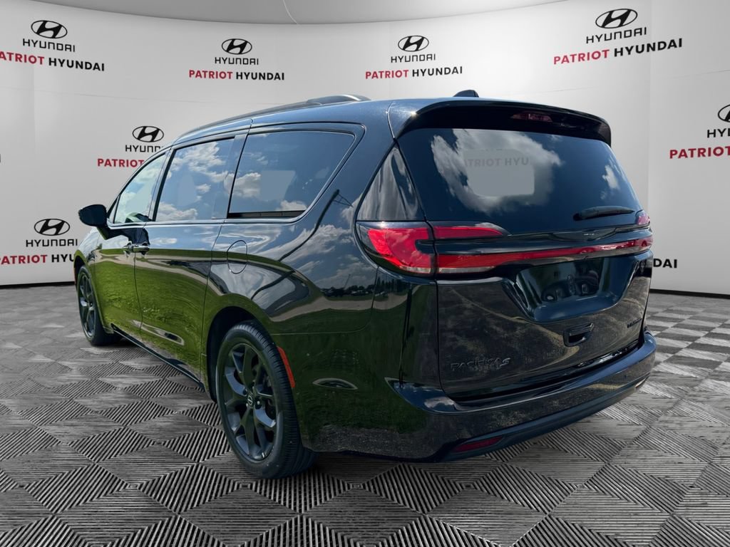 Used 2025 Chrysler Pacifica Limited FWD image 5