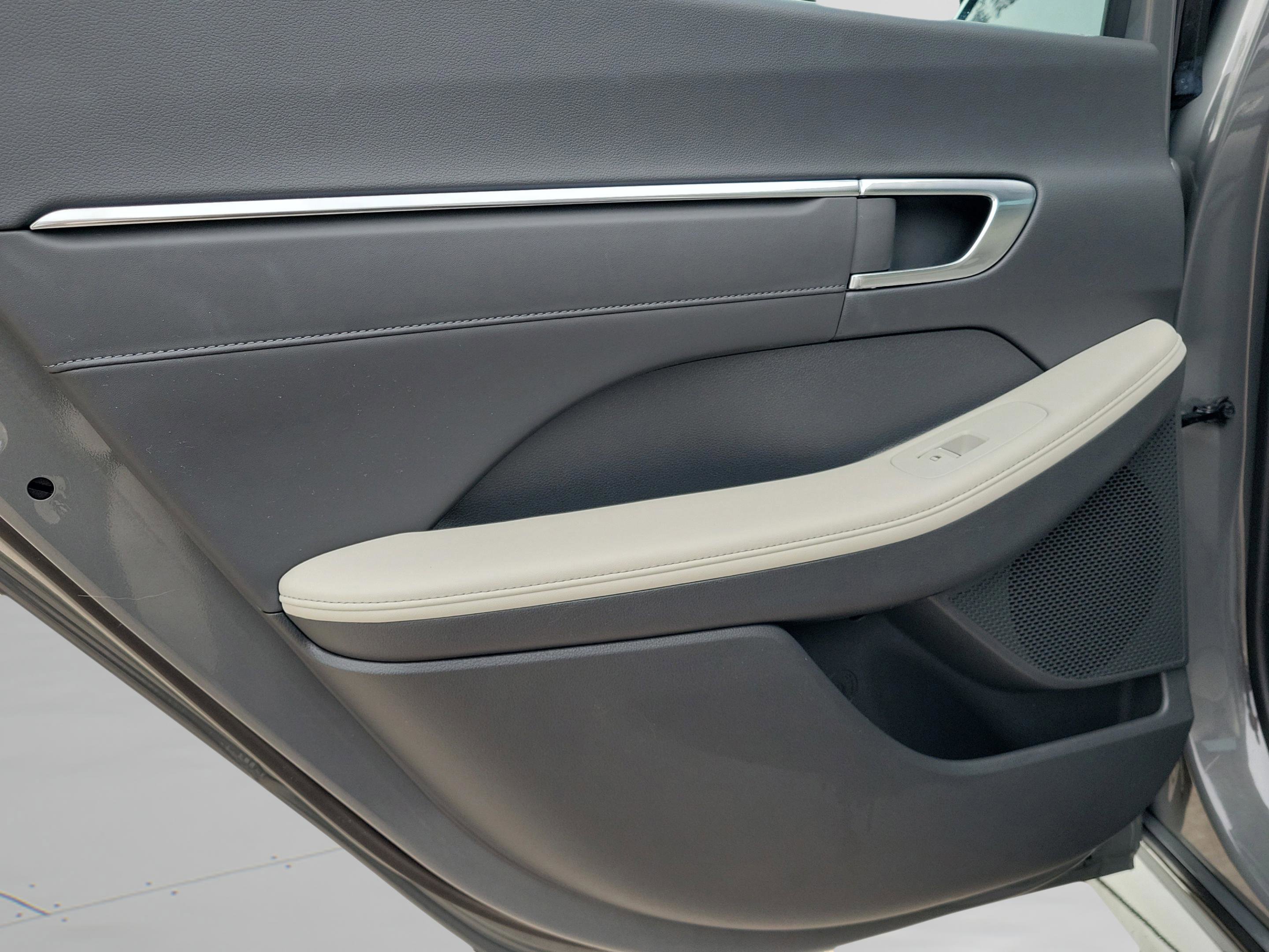 Used 2023 Hyundai Sonata Limited w/ Preferred Accessory Package image 9