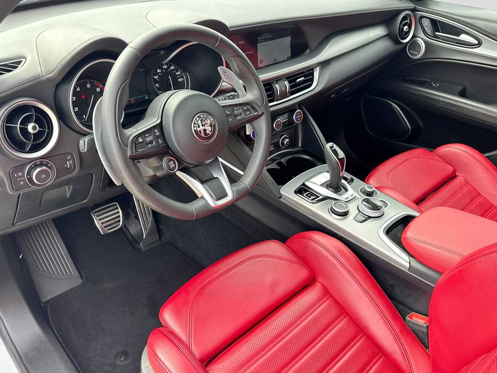 Used 2023 Alfa Romeo Stelvio Veloce AWD/4WD image 2