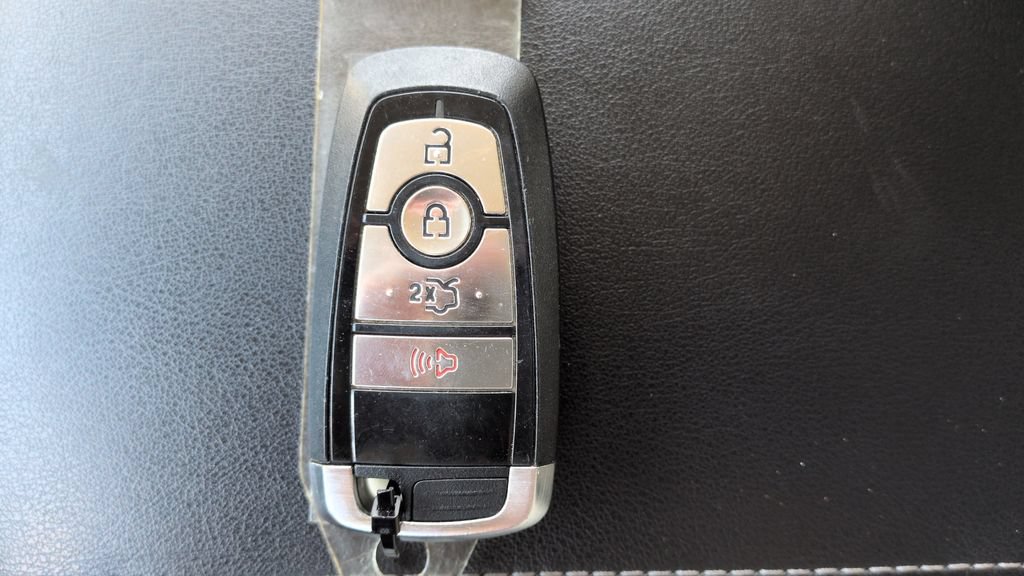 Used 2018 Ford Edge Titanium FWD image 27