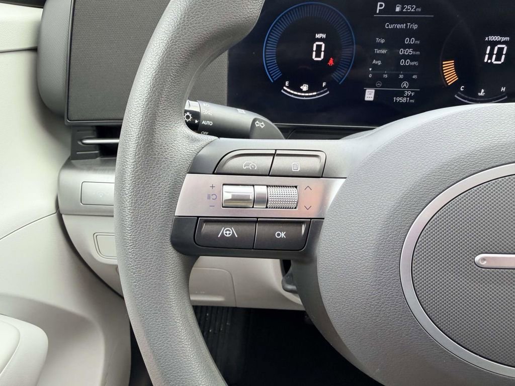 Used 2025 Hyundai Kona SE image 9