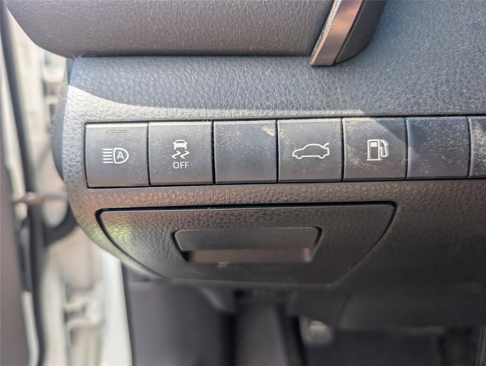 Used 2018 Toyota Camry SE w/ Convenience Package FWD image 26