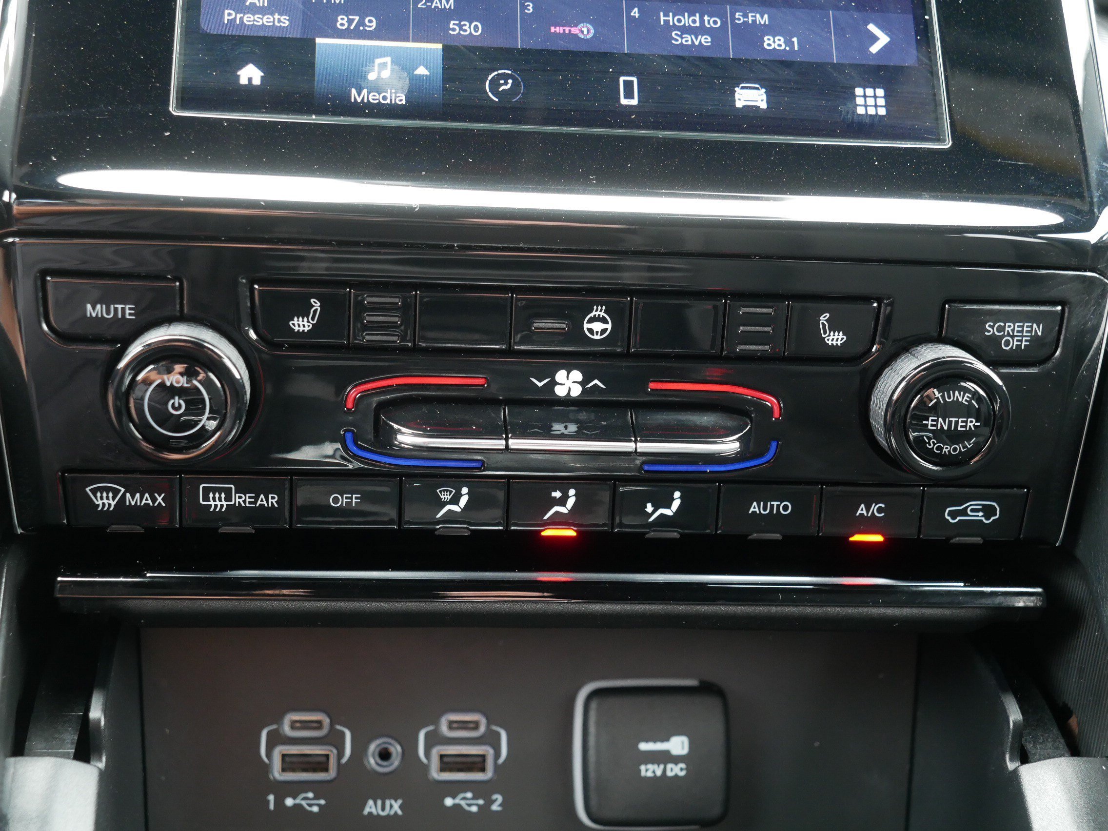 Used 2024 Jeep Grand Cherokee Laredo w/ Luxury Tech Group I AWD/4WD image 23