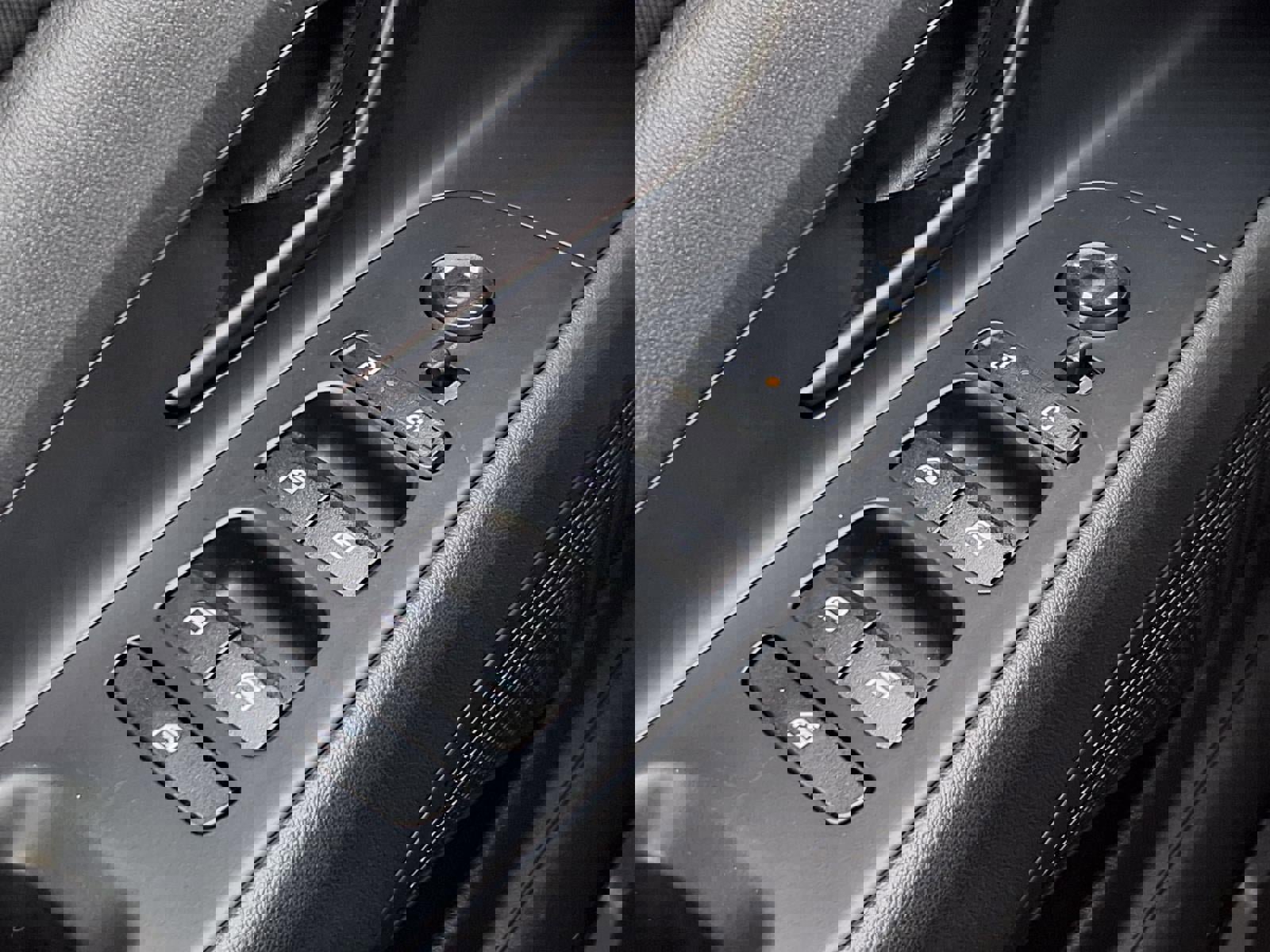 Certified 2025 Hyundai Elantra Sport image 23