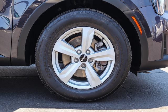 Certified 2025 Kia Sorento LX FWD image 12