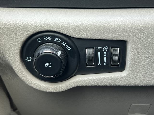 Used 2023 Chrysler Pacifica Touring-L FWD image 19