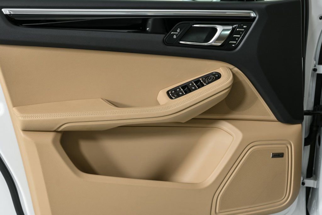 Certified 2025 Porsche Macan image 6