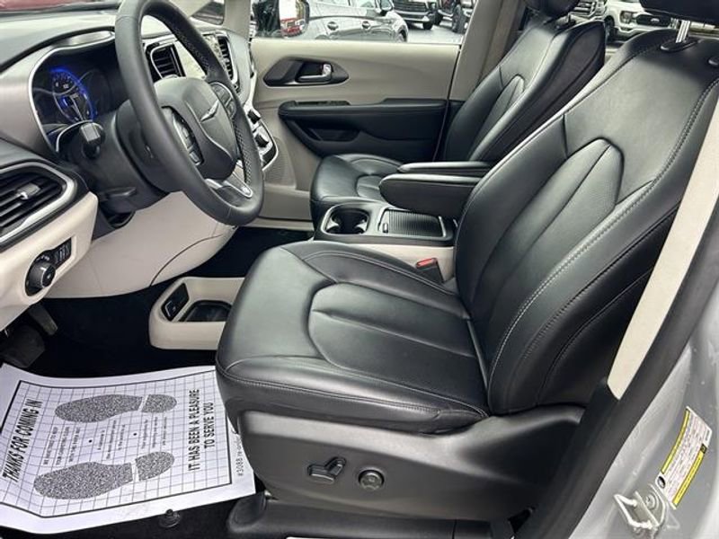Used 2024 Chrysler Pacifica Touring-L FWD image 9