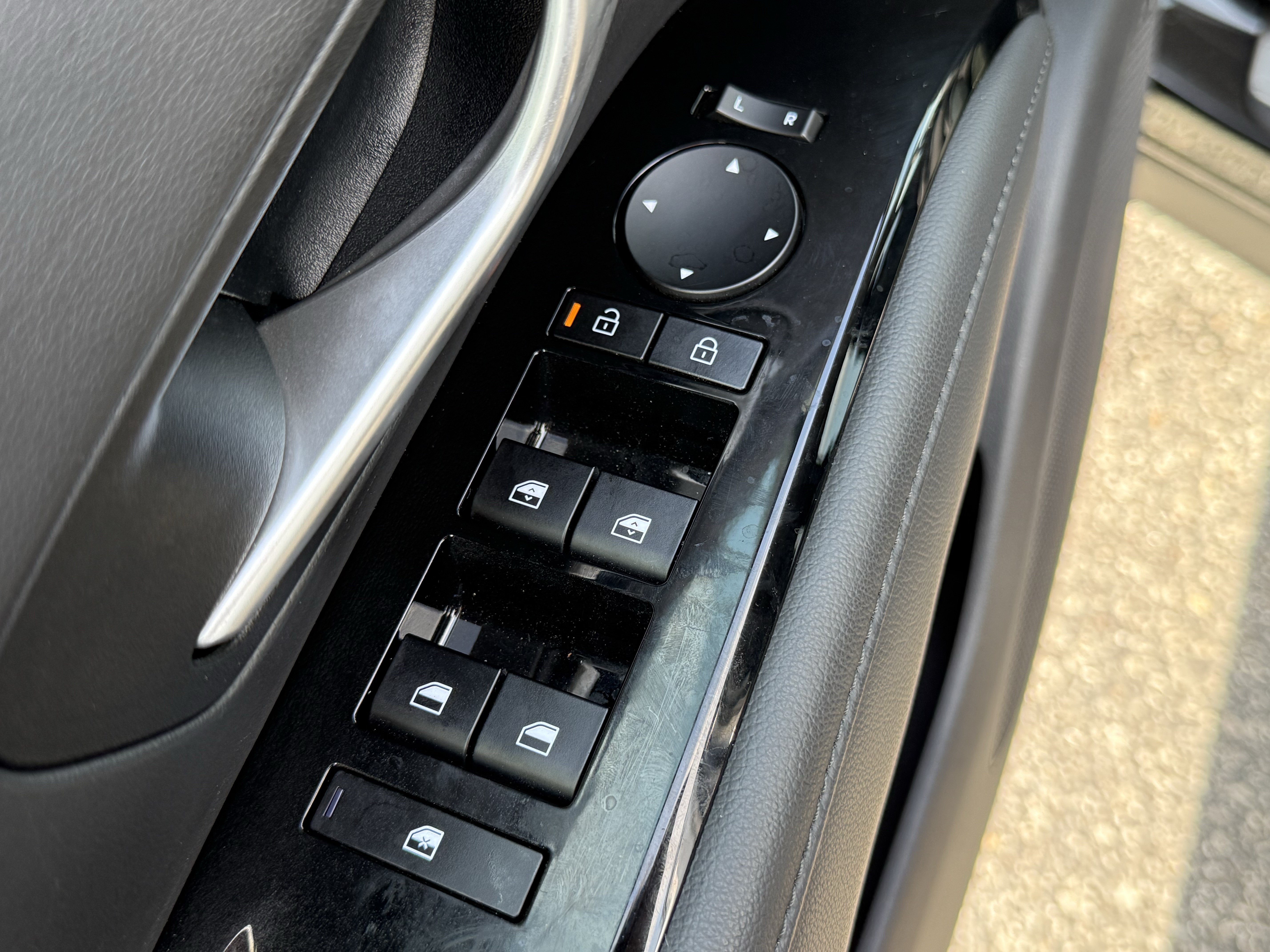 Used 2025 Hyundai Tucson Limited FWD image 2
