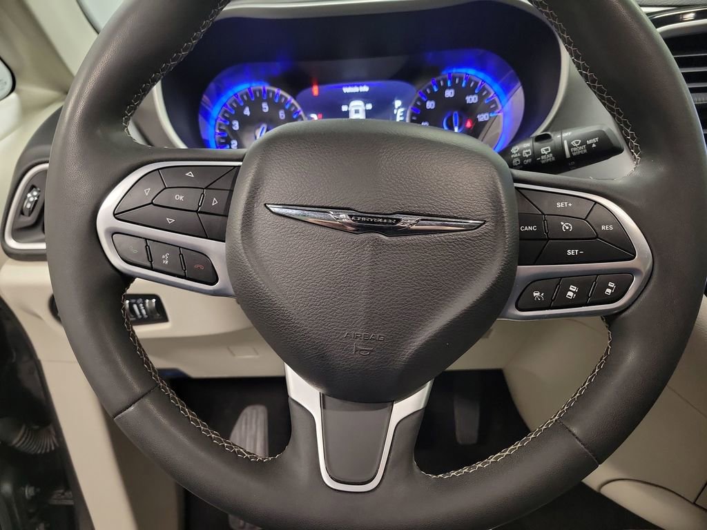 Used 2023 Chrysler Pacifica Touring-L image 17