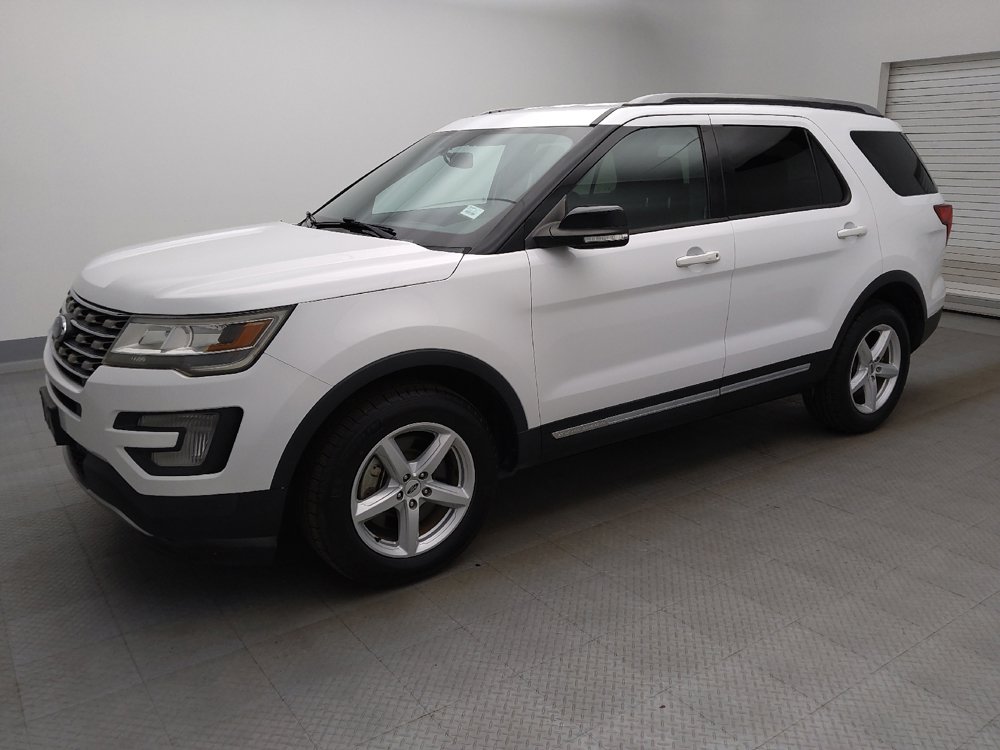 Used 2017 Ford Explorer XLT w/ Equipment Group 201A AWD/4WD image 2