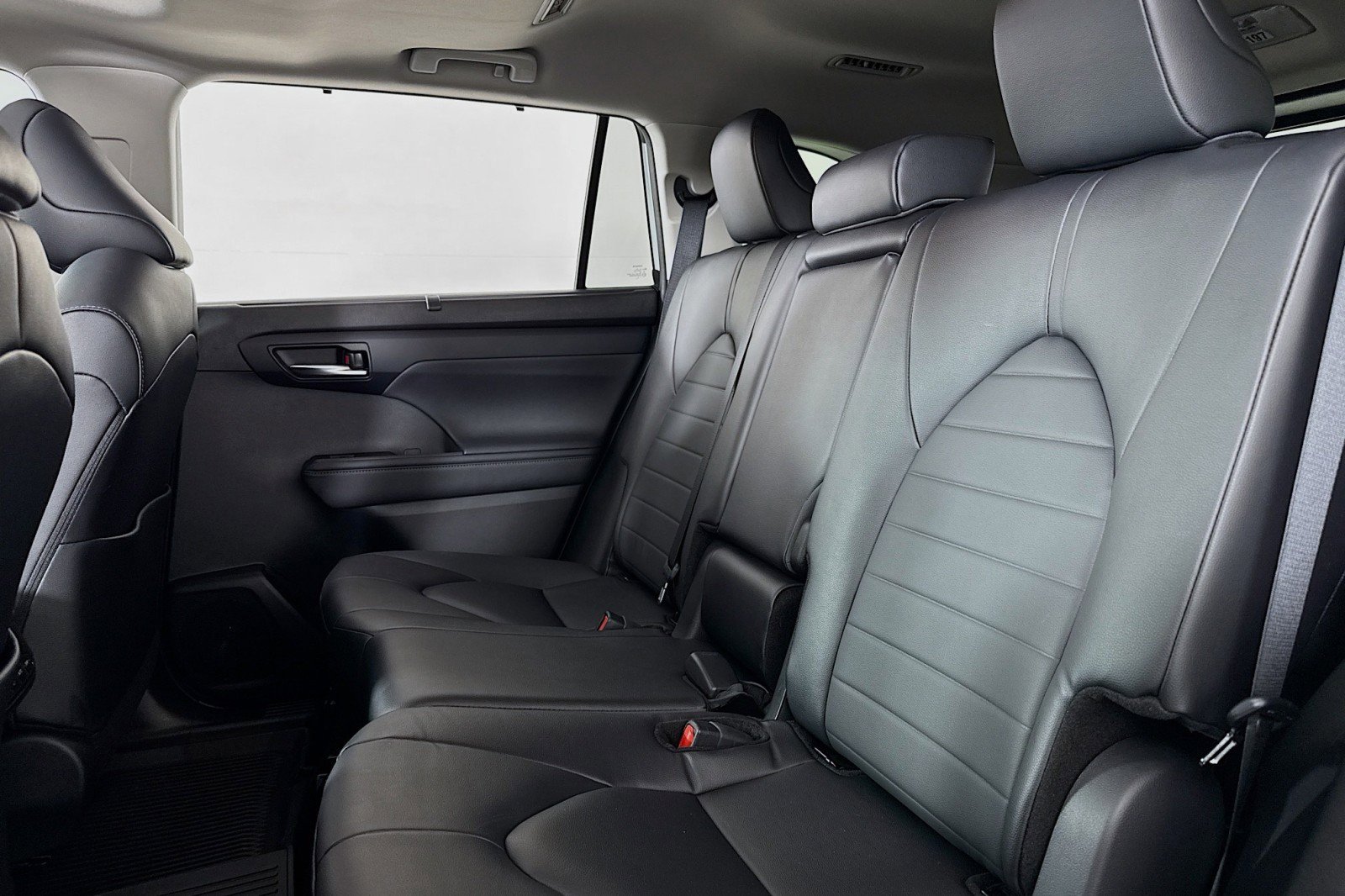 Used 2024 Toyota Highlander XLE image 7