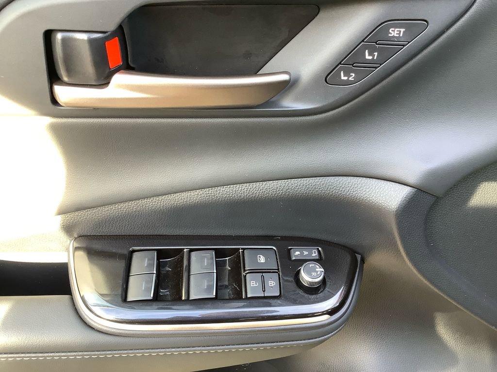 Used 2025 Toyota Crown Signia AWD/4WD image 12