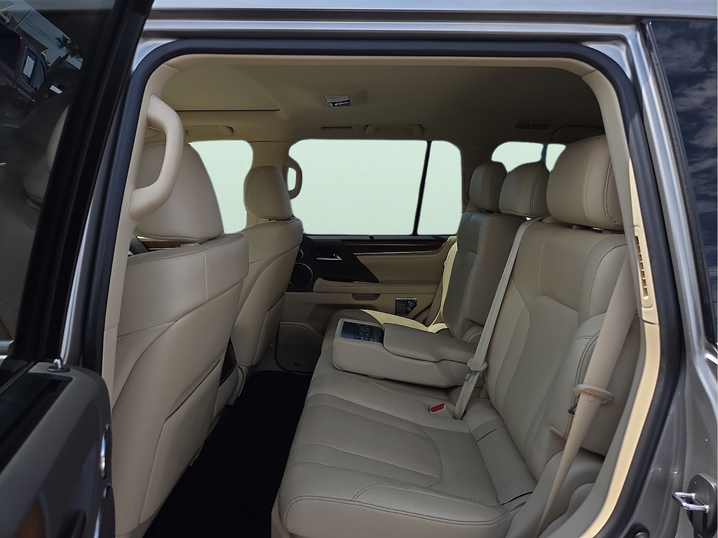 Used 2019 Lexus LX 570 4WD w/ Luxury Package image 11