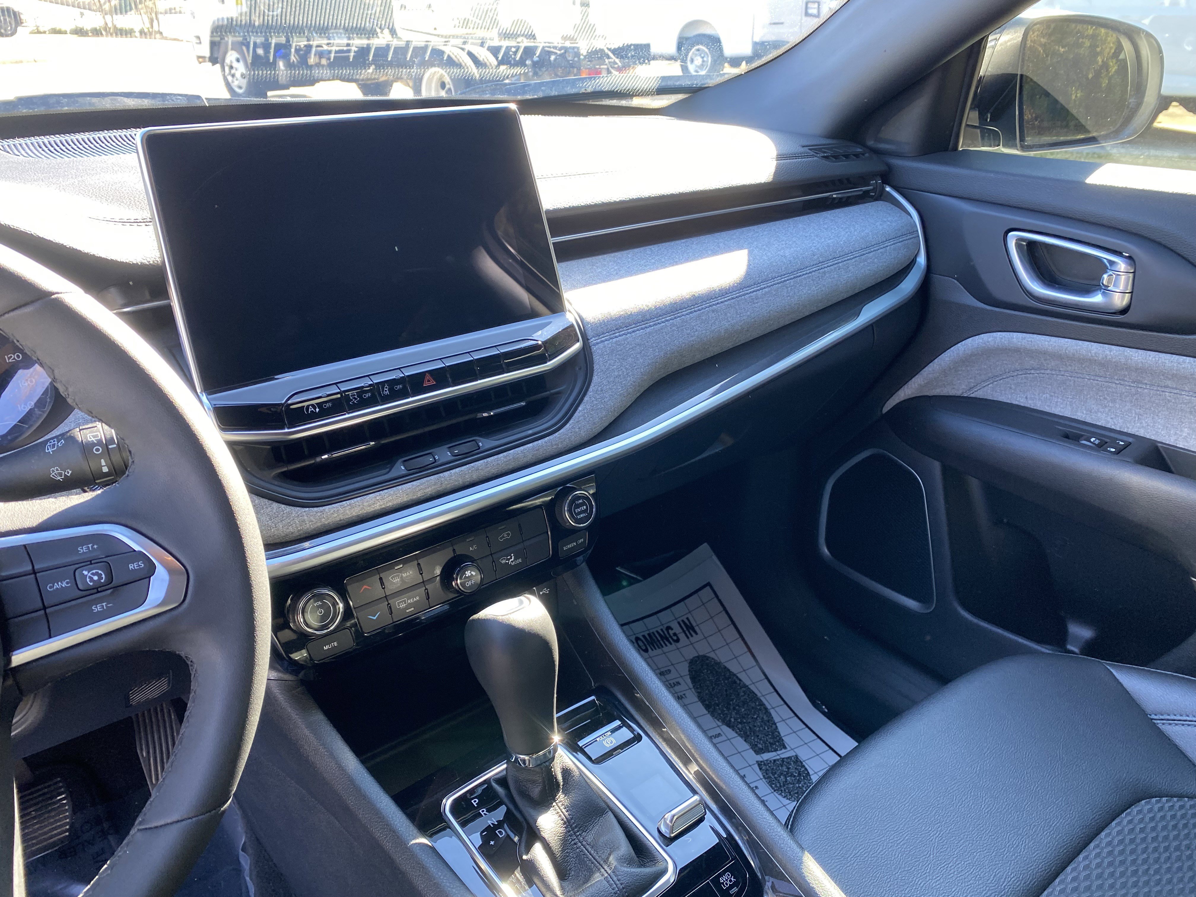 Used 2024 Jeep Compass Latitude image 23