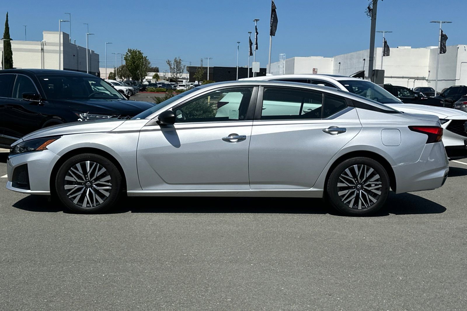 Used 2024 Nissan Altima 2.5 SV FWD image 5