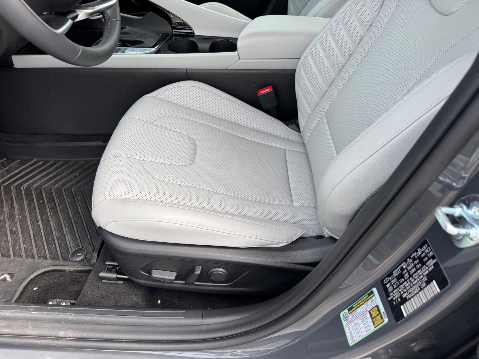 Used 2025 Hyundai Elantra Limited FWD image 6