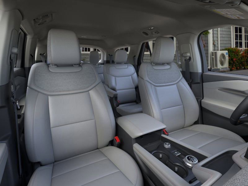 Used 2025 Ford Explorer Active w/ Active Comfort Package image 10