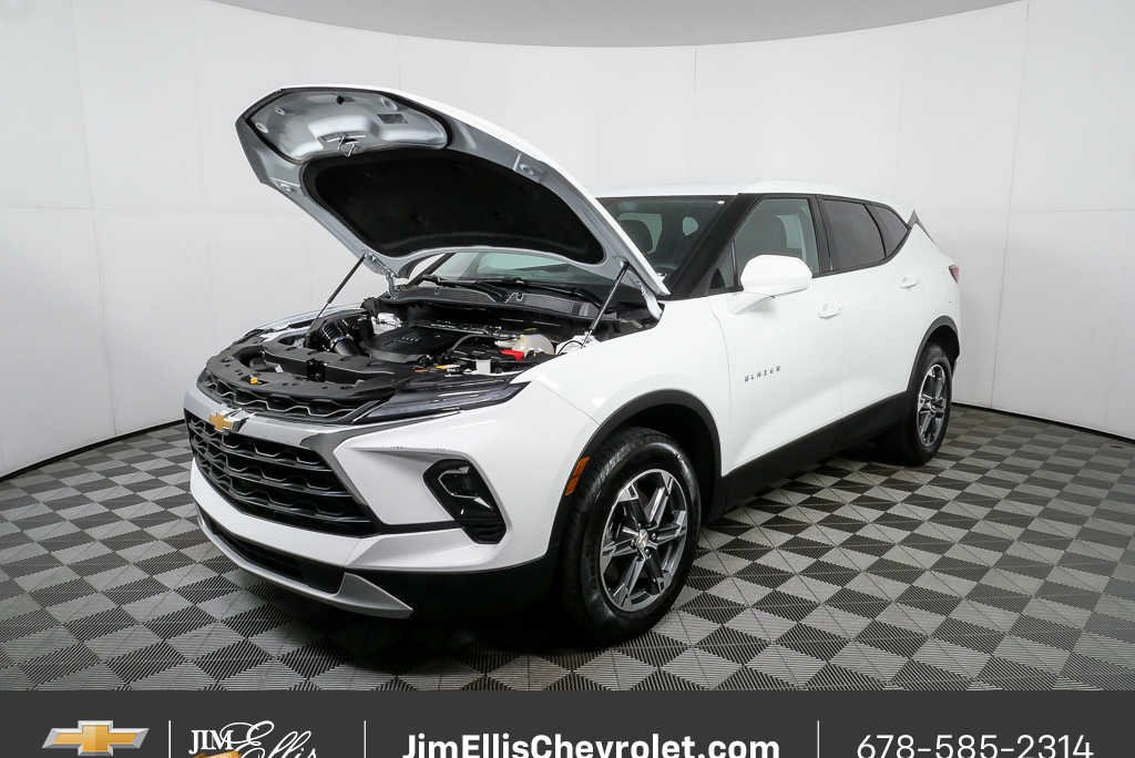 Certified 2025 Chevrolet Blazer LT FWD image 30