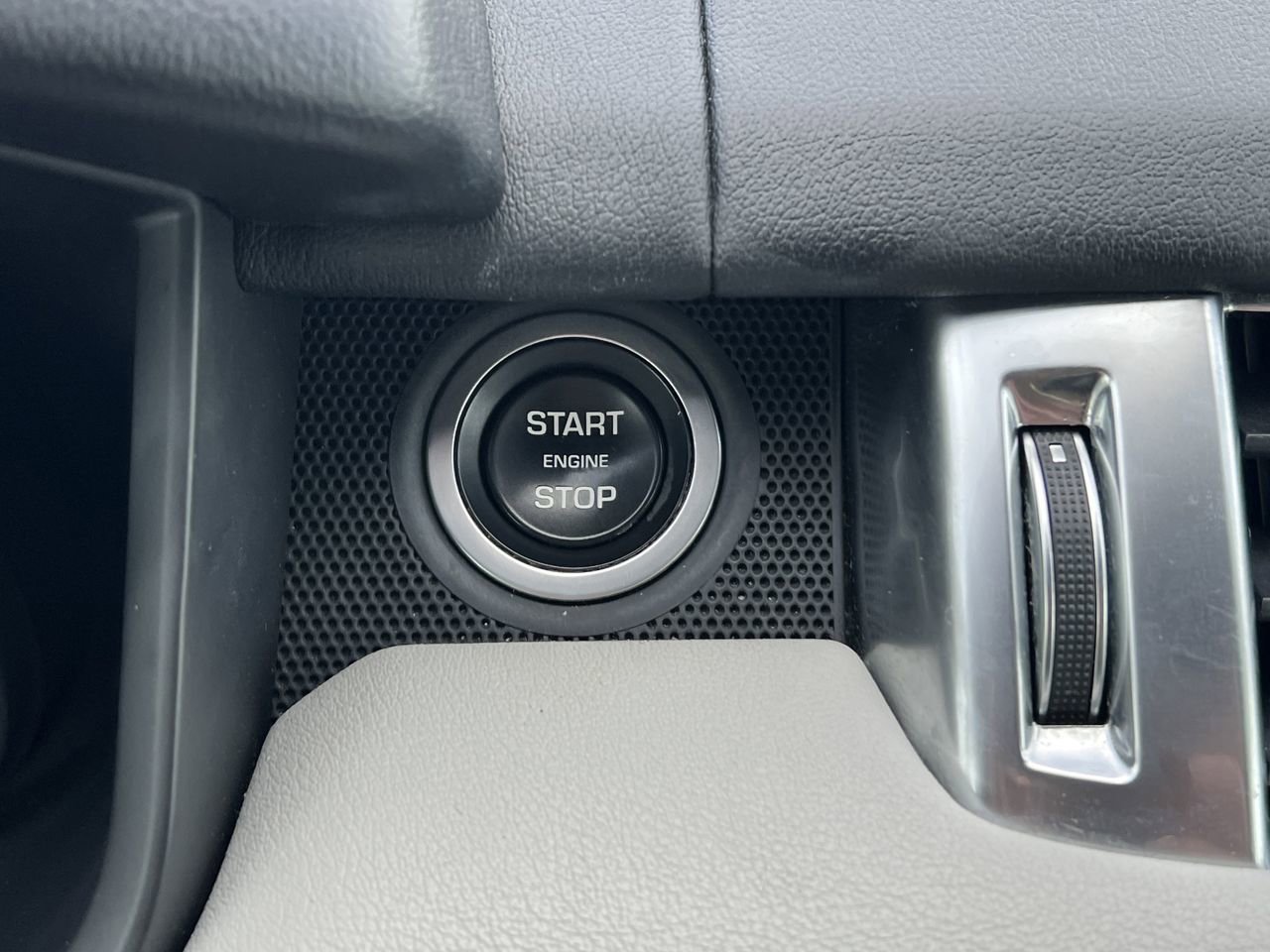 Used 2016 Land Rover Range Rover Sport HSE image 12