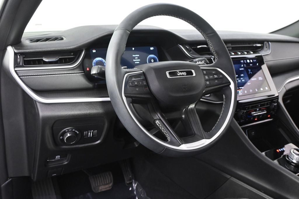 Used 2023 Jeep Grand Cherokee Altitude AWD/4WD image 12