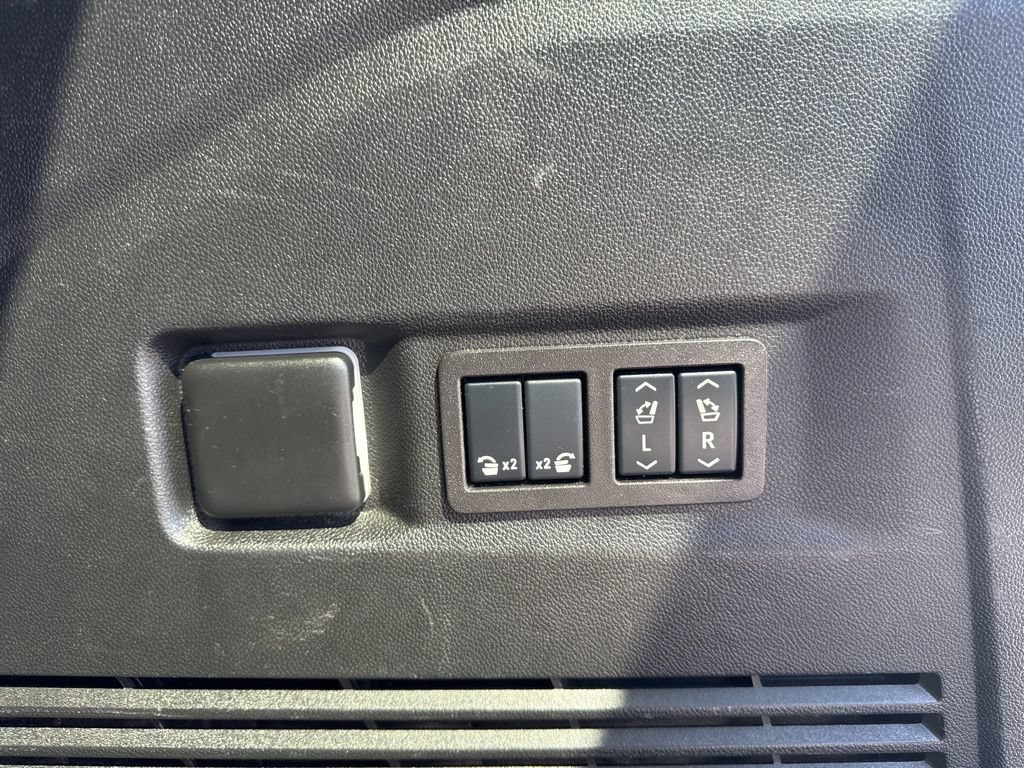 Used 2024 Chevrolet Tahoe Premier AWD/4WD image 35