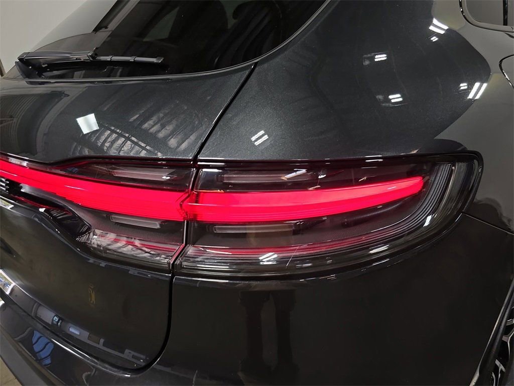 Certified 2025 Porsche Macan Turbo image 29