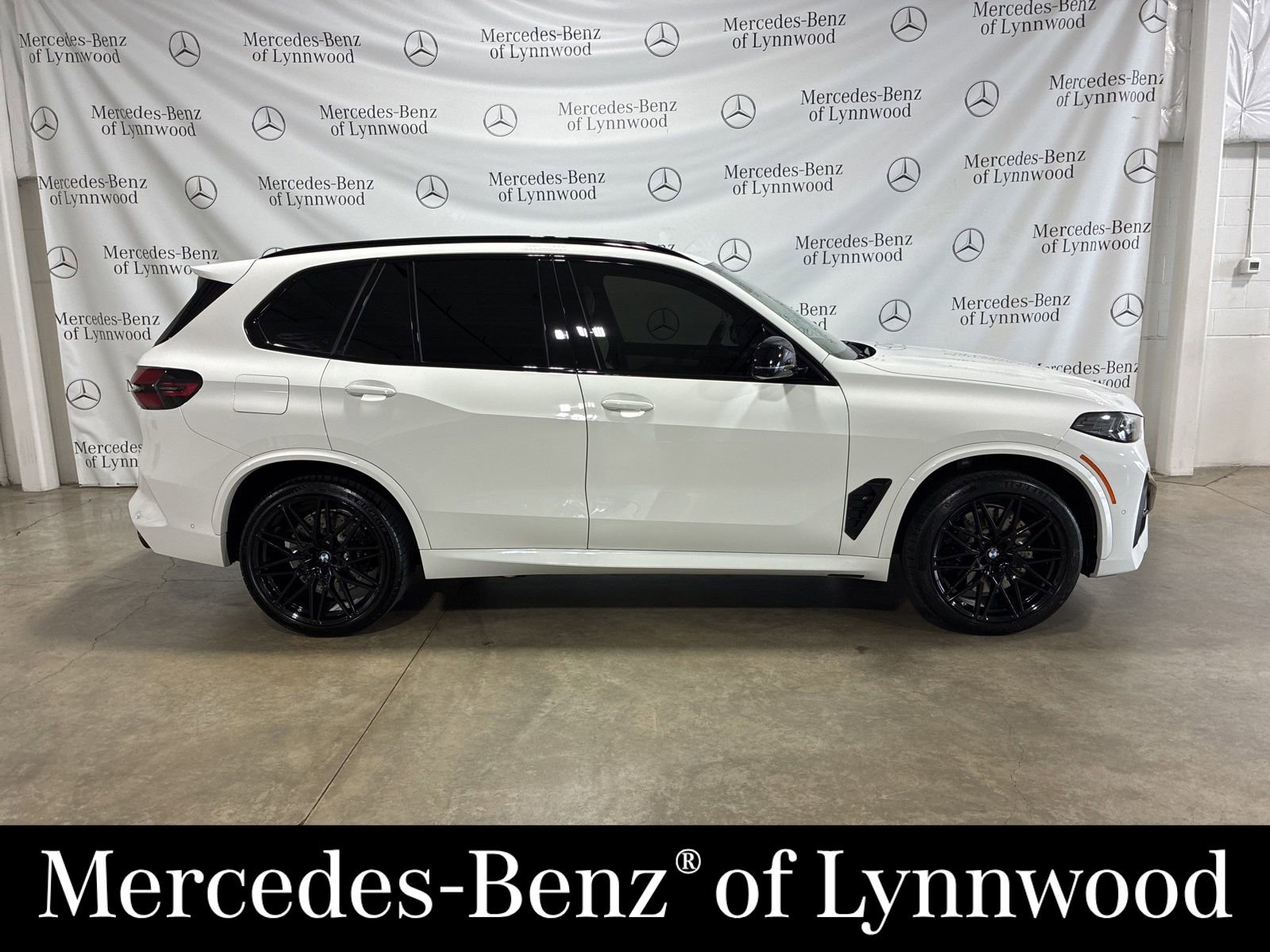 Used 2024 BMW X5 M Competition w/ Executive Package image 3