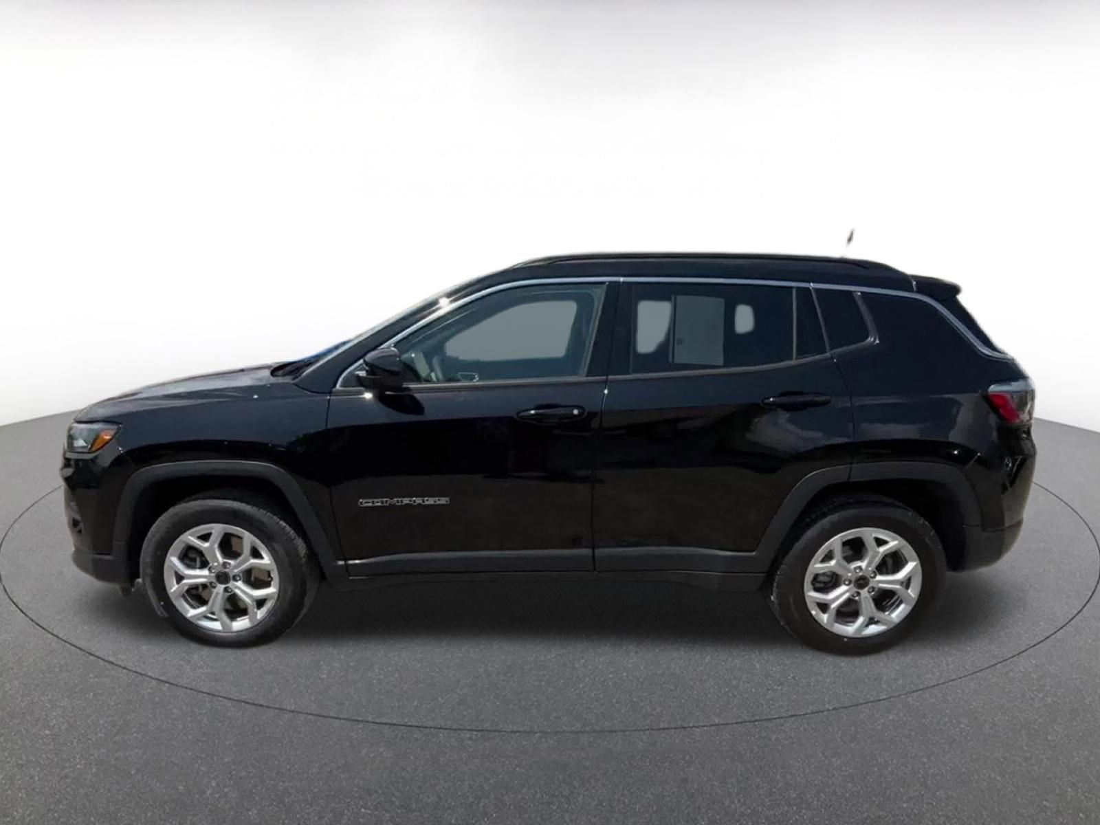 Used 2025 Jeep Compass Latitude AWD/4WD image 9