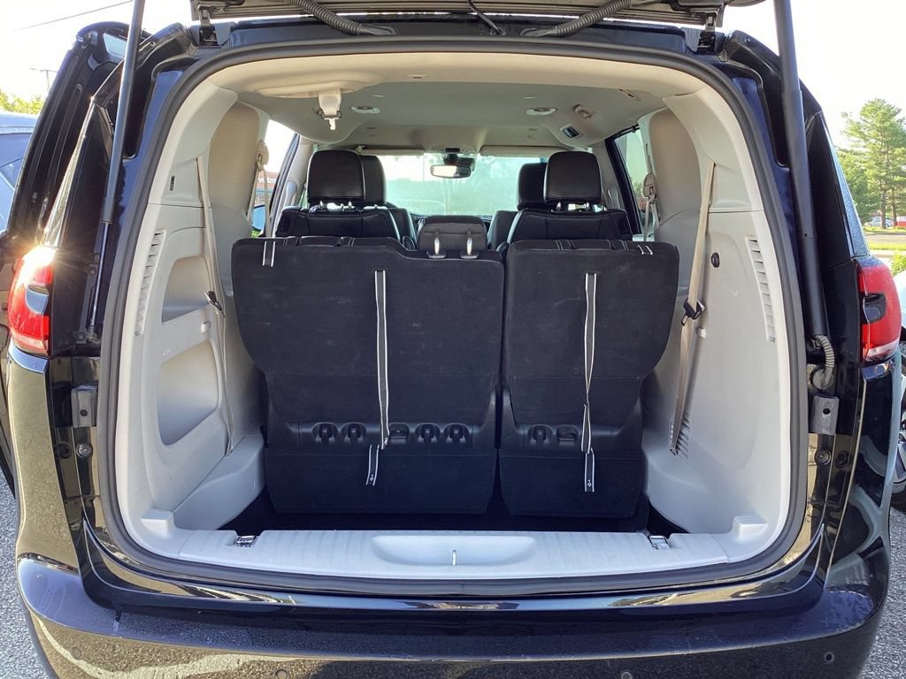 Used 2024 Chrysler Pacifica Touring-L FWD image 13