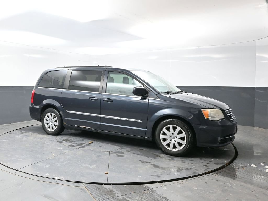 Used 2013 Chrysler Town & Country Touring image 5