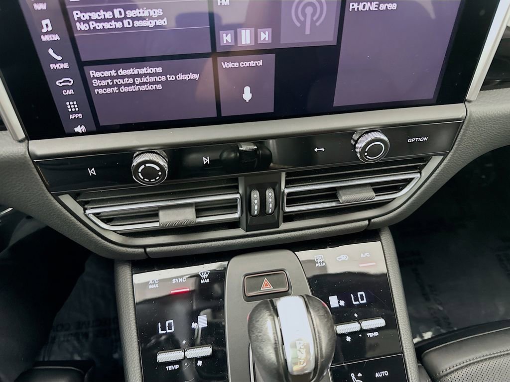 Certified 2023 Porsche Macan S AWD/4WD image 18