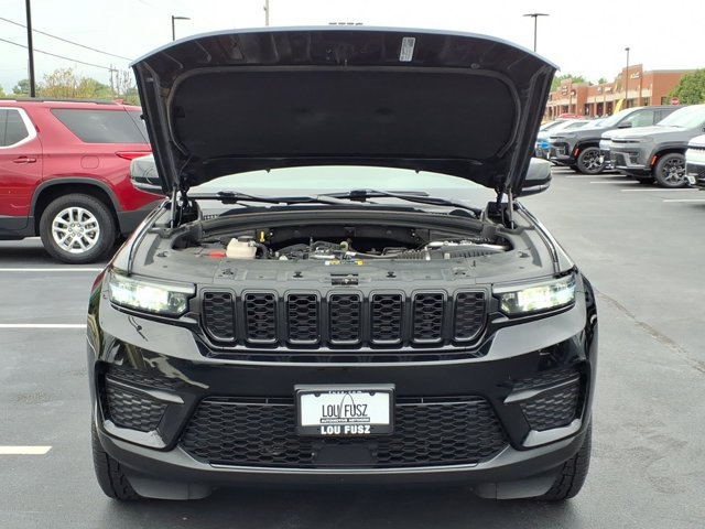 Used 2023 Jeep Grand Cherokee Altitude AWD/4WD image 32