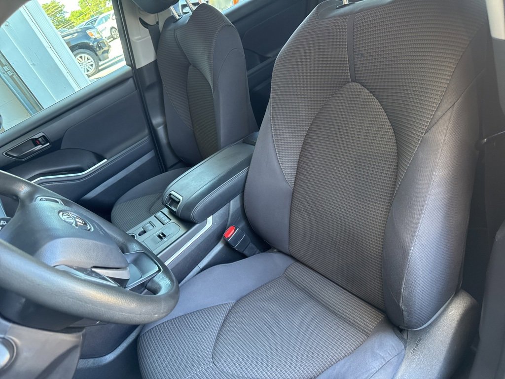 Used 2022 Toyota Highlander L image 6