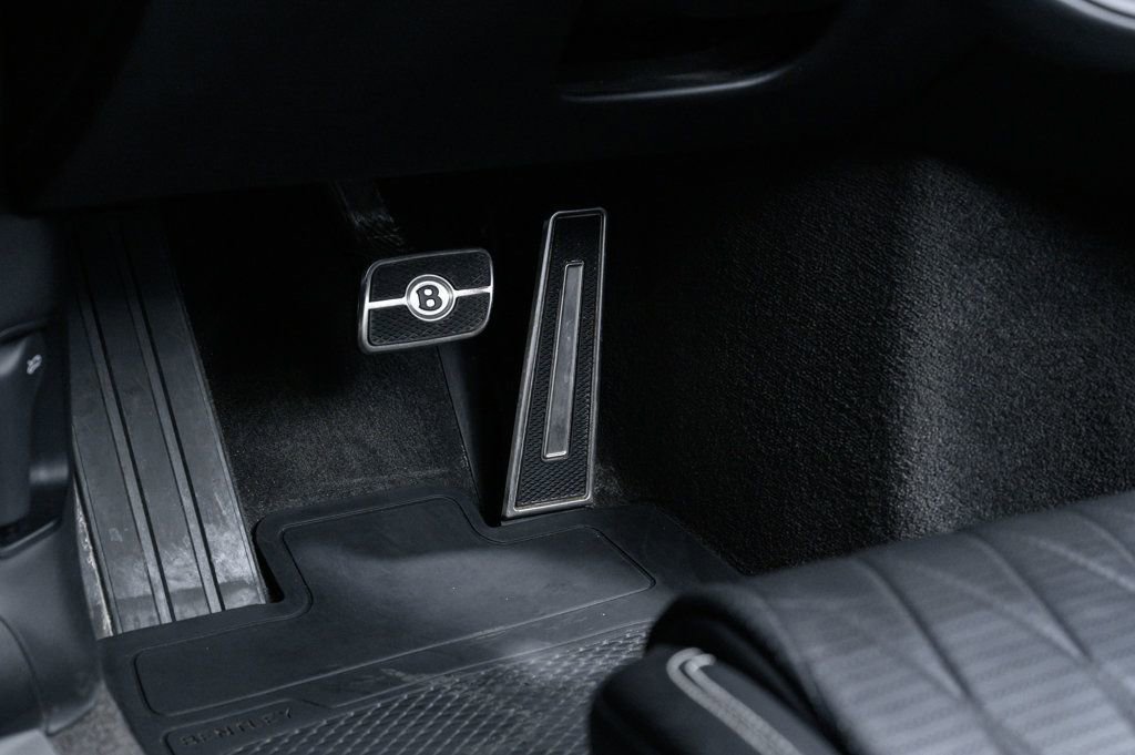 Used 2022 Bentley Flying Spur Plug-In Hybrid AWD/4WD image 19