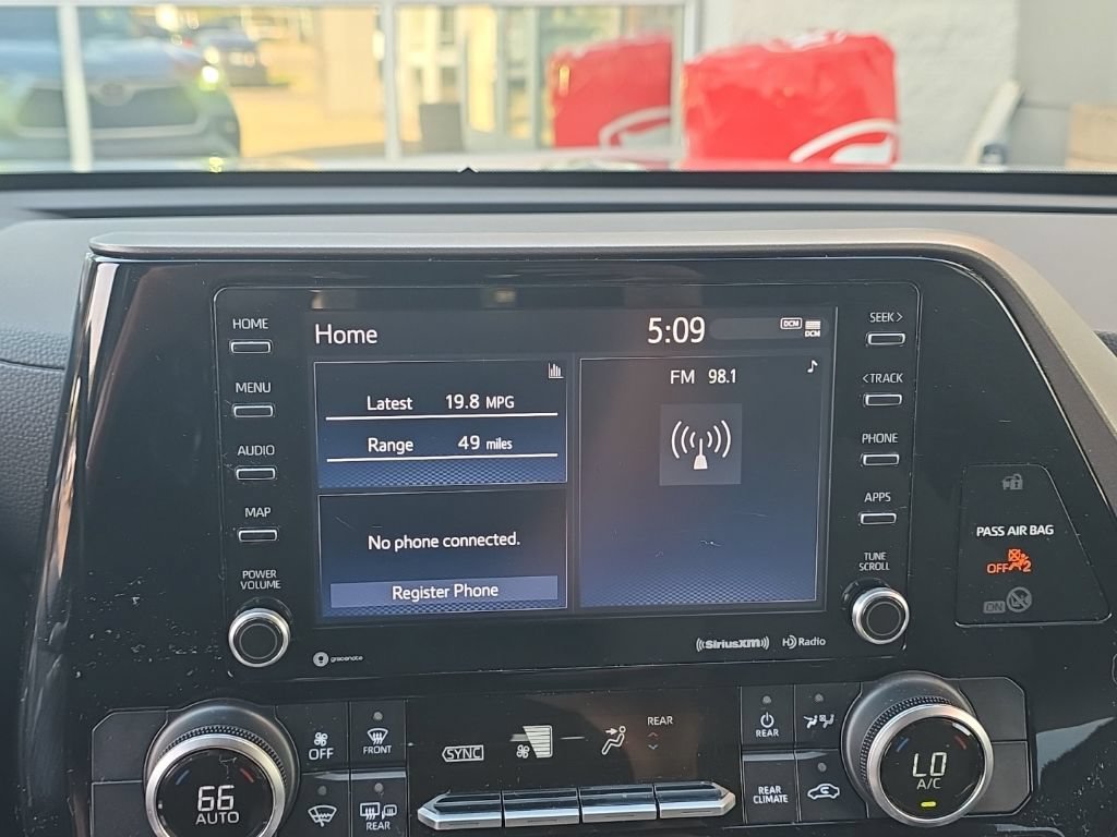 Used 2021 Toyota Highlander LE AWD/4WD image 19