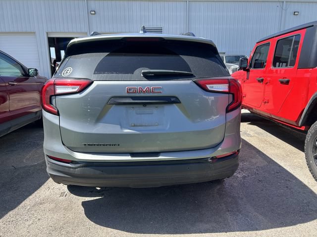 Used 2024 GMC Terrain SLE w/ Driver Convenience Package FWD image 4