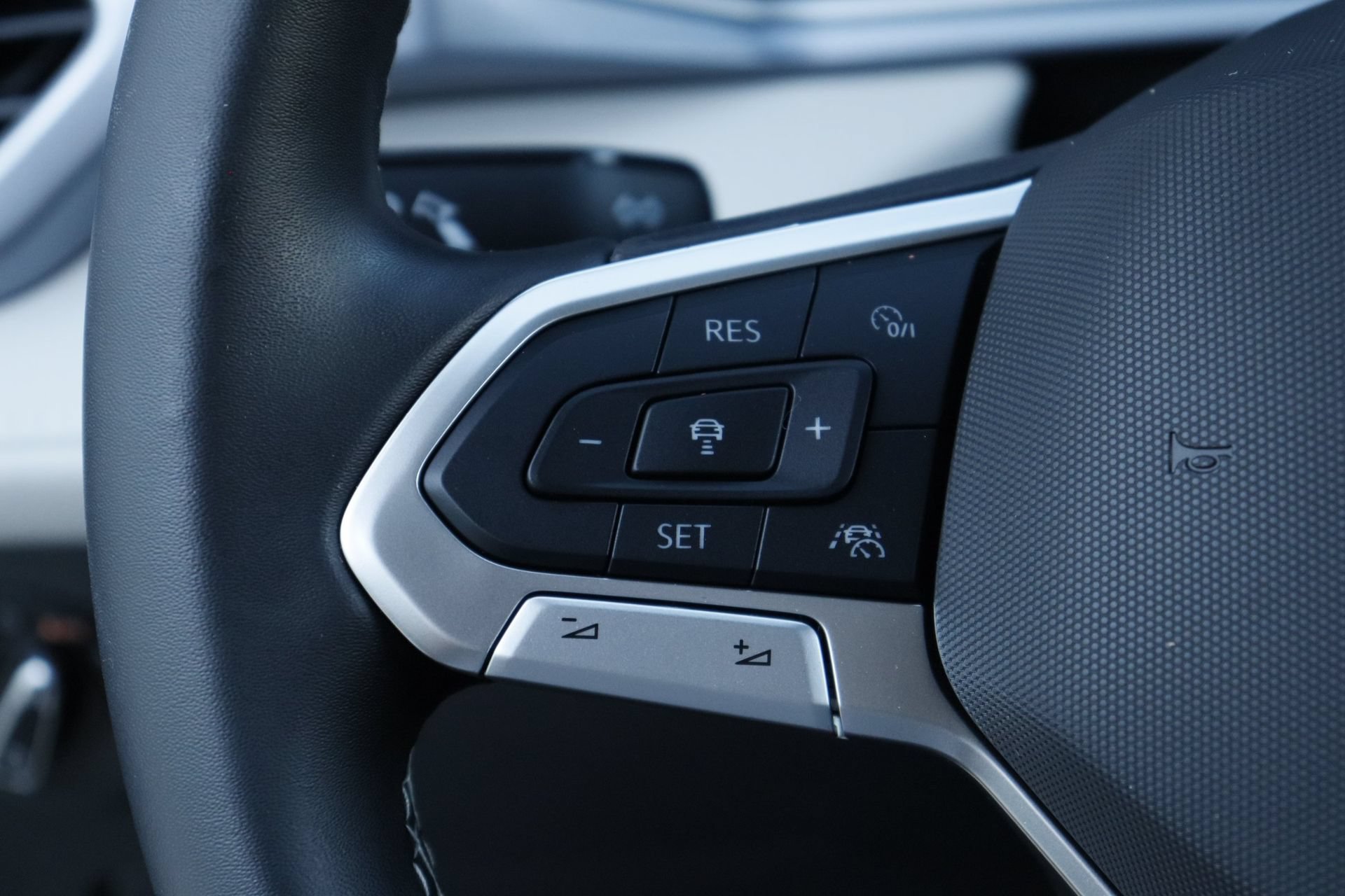 Certified 2025 Volkswagen Taos SEL AWD/4WD image 12