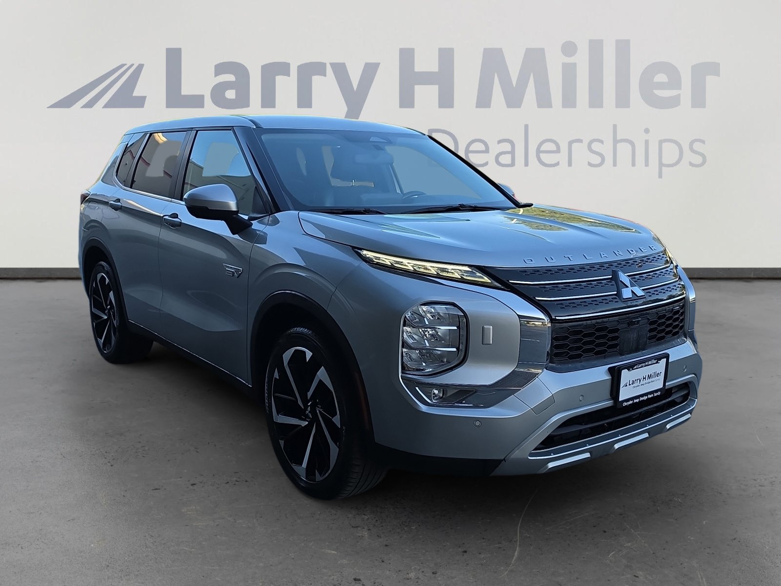 Used 2024 Mitsubishi Outlander 4WD Plug-In Hybrid image 7