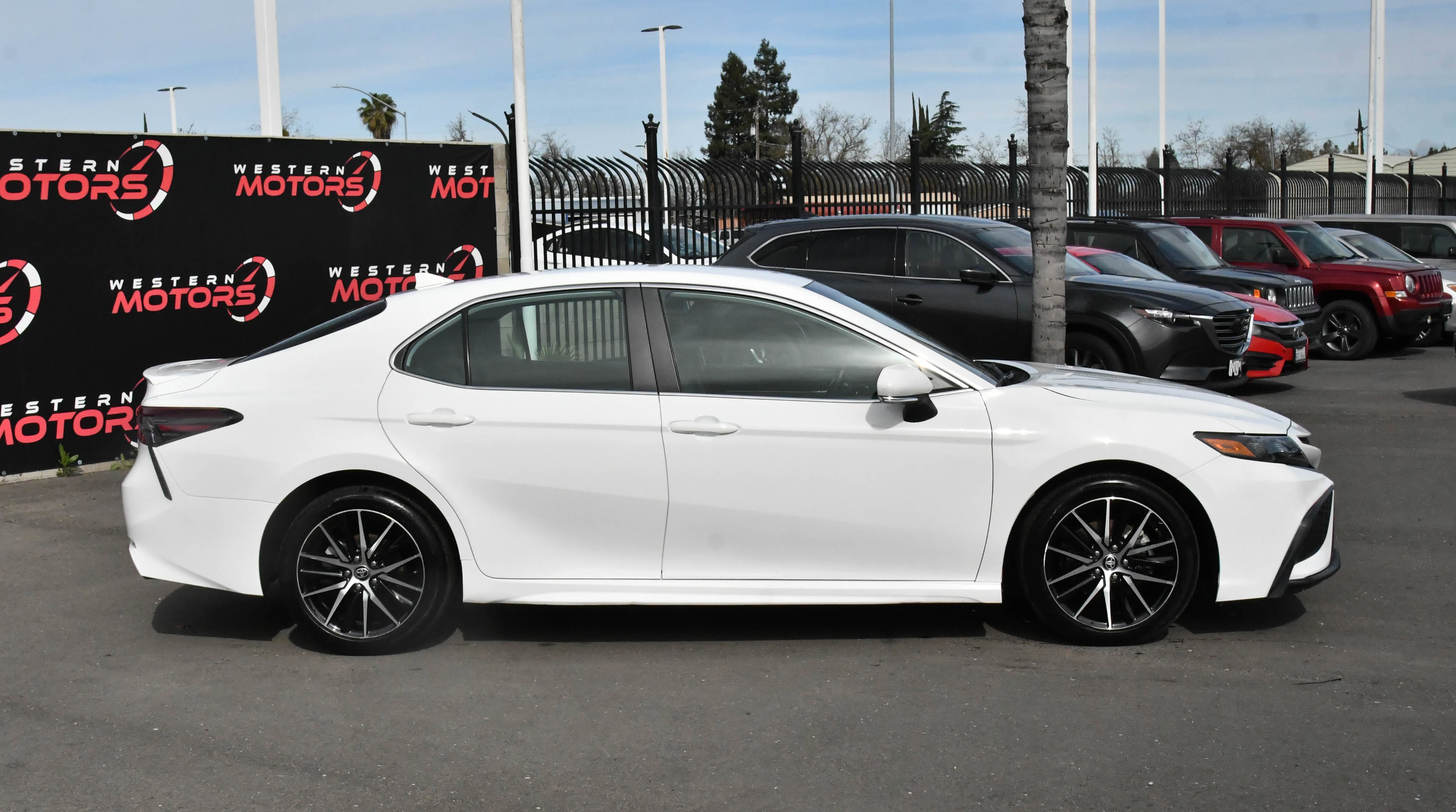 Used 2024 Toyota Camry SE image 9