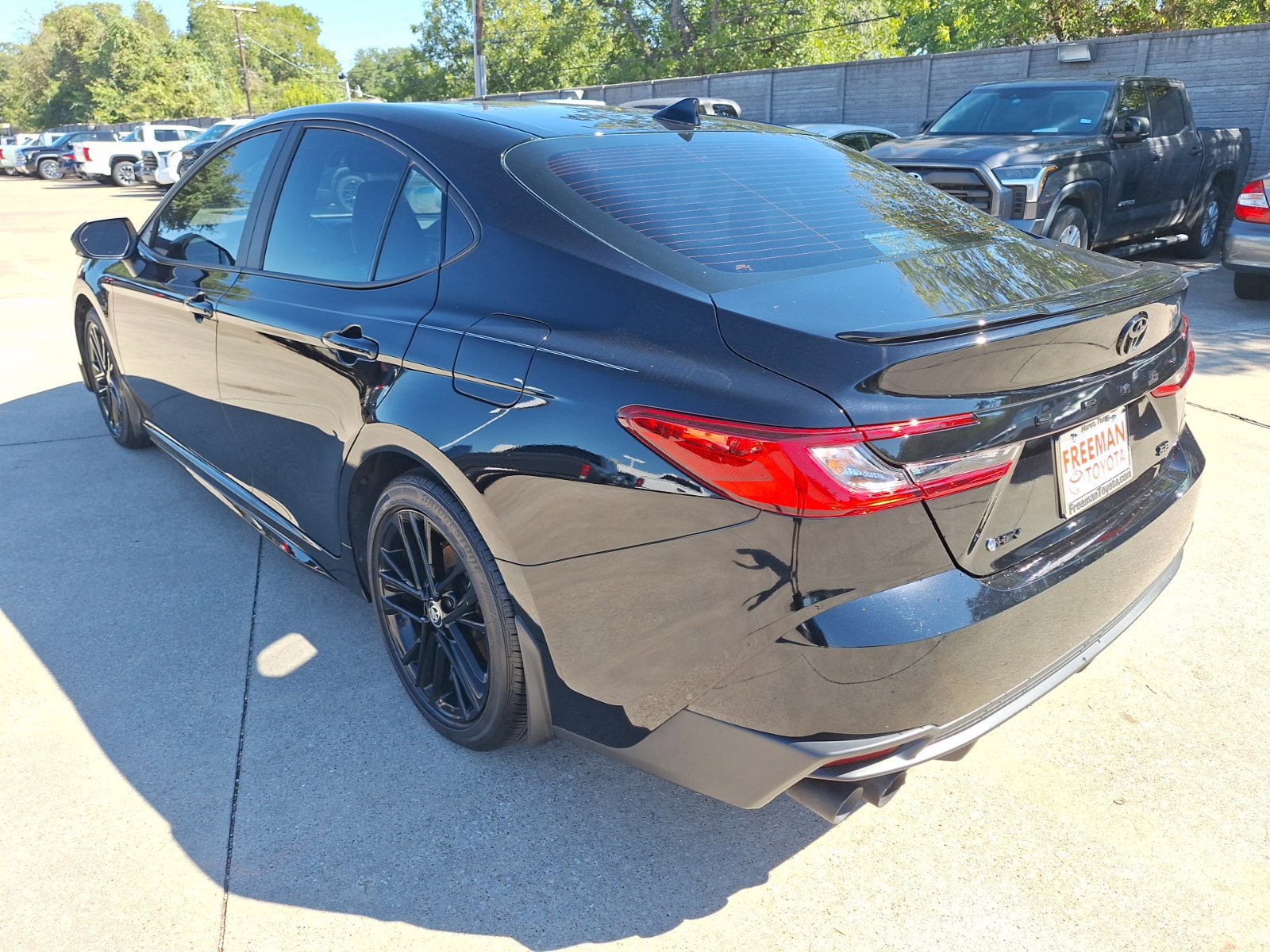 Used 2025 Toyota Camry SE w/ Convenience Package FWD image 4