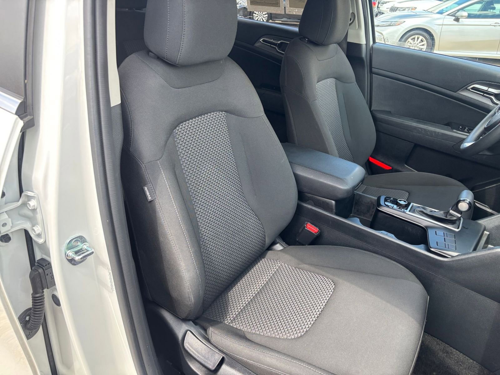Used 2025 Kia Sportage LX image 35