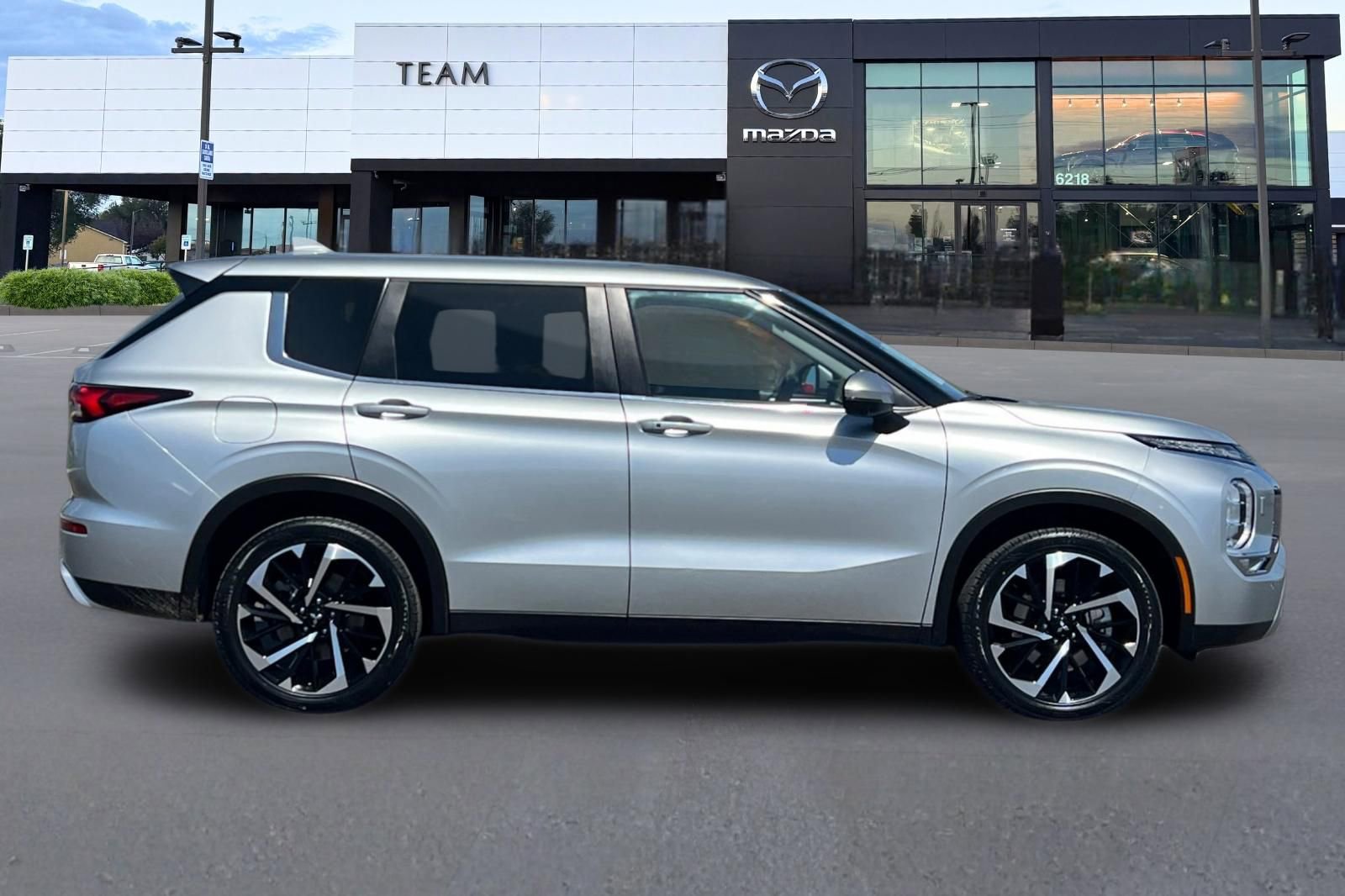 Used 2024 Mitsubishi Outlander SE AWD/4WD image 3