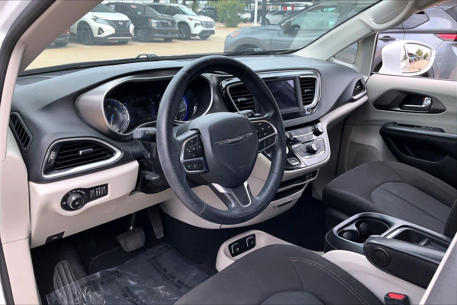 Used 2020 Chrysler Pacifica Touring FWD image 15