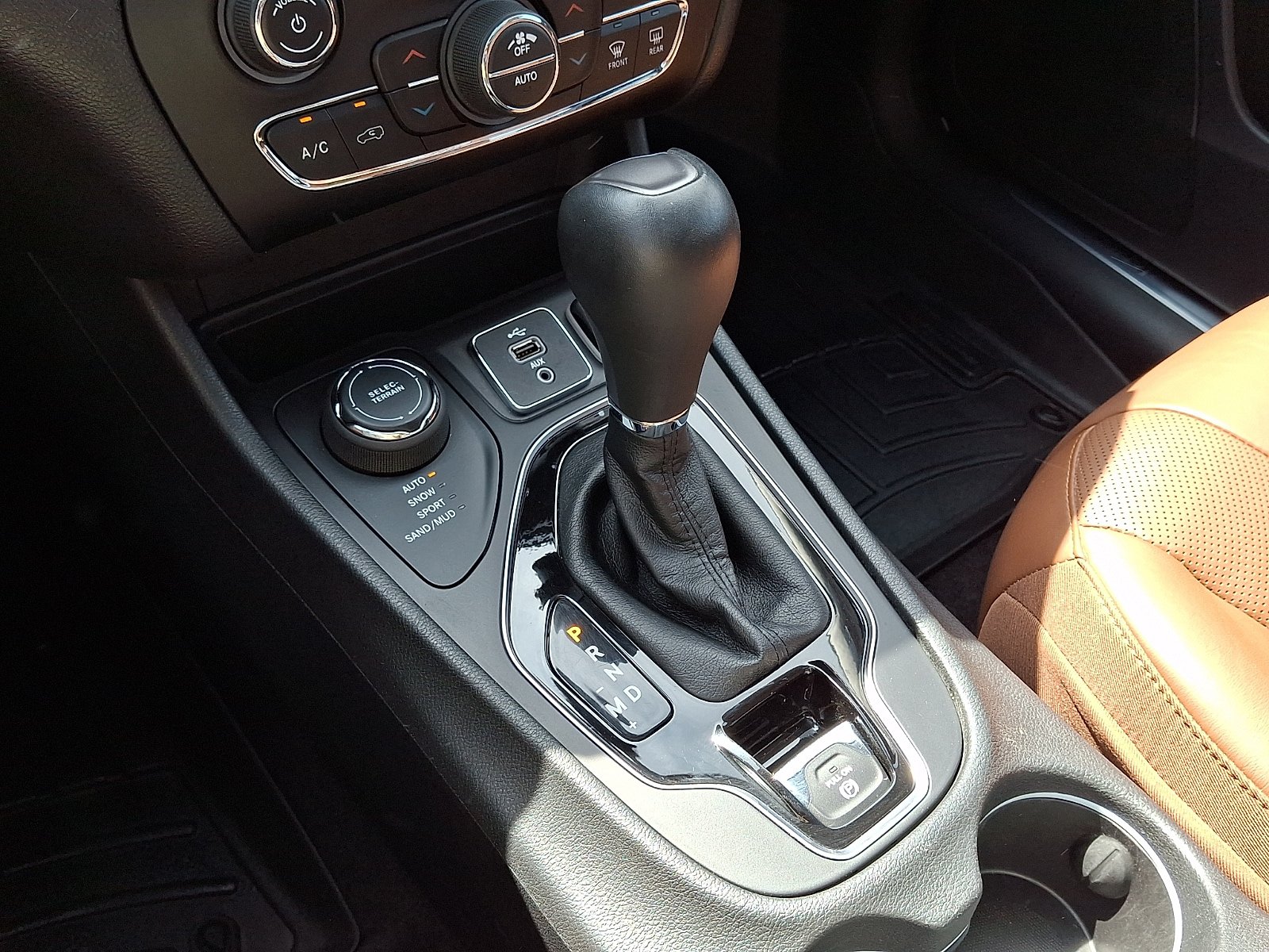 Used 2019 Jeep Cherokee Overland w/ Technology Group AWD/4WD image 18