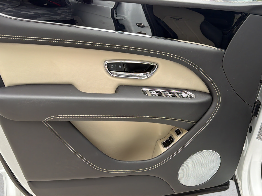 Used 2022 Bentley Bentayga AWD/4WD image 12